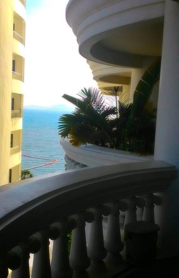 Sky Beach Beachfront Pattaya Exterior foto
